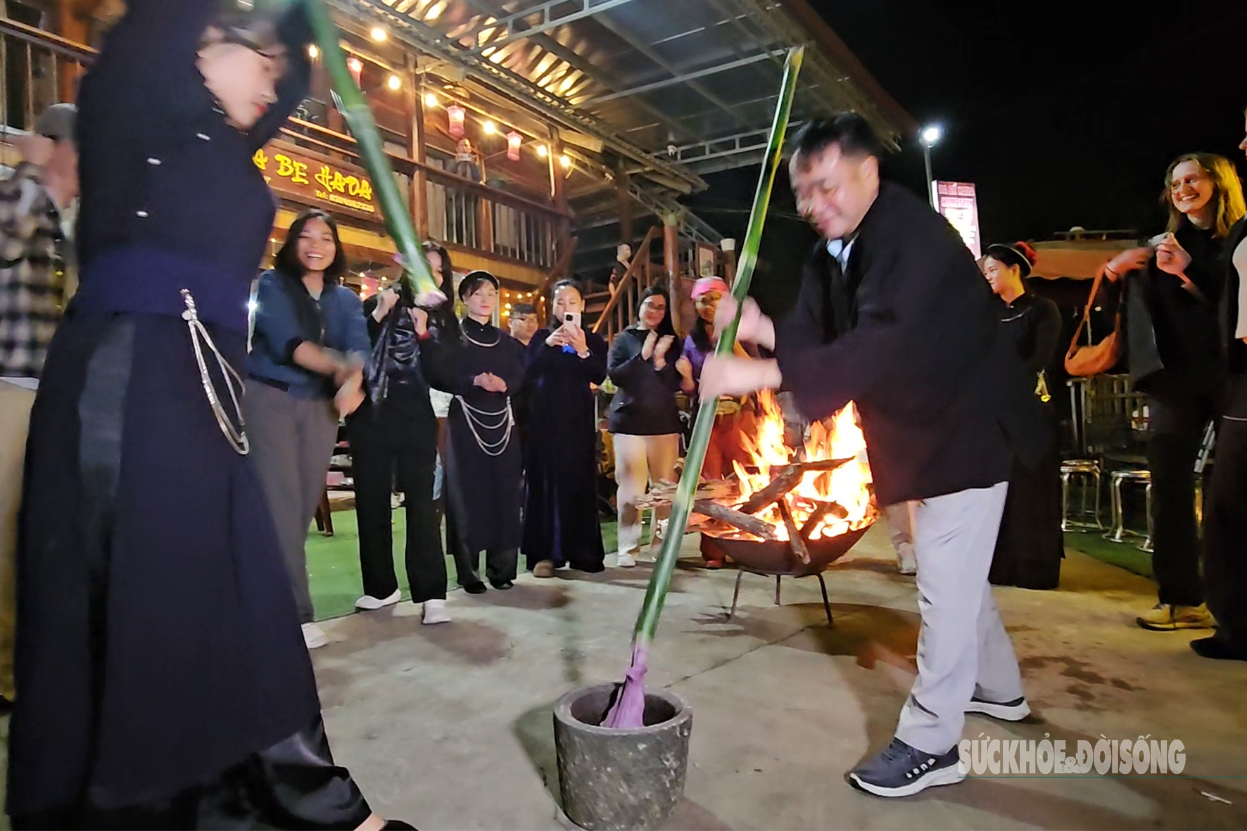 Du khách quốc tế vào bản người Tày học làm bánh dày- Ảnh 1.