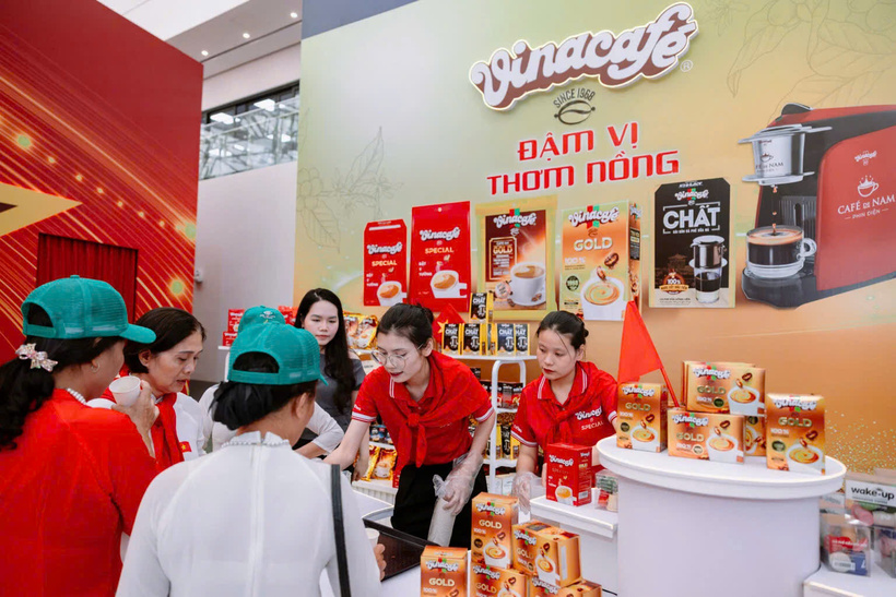 Người tiêu dùng trải nghiệm sản phẩm Vinacafe.